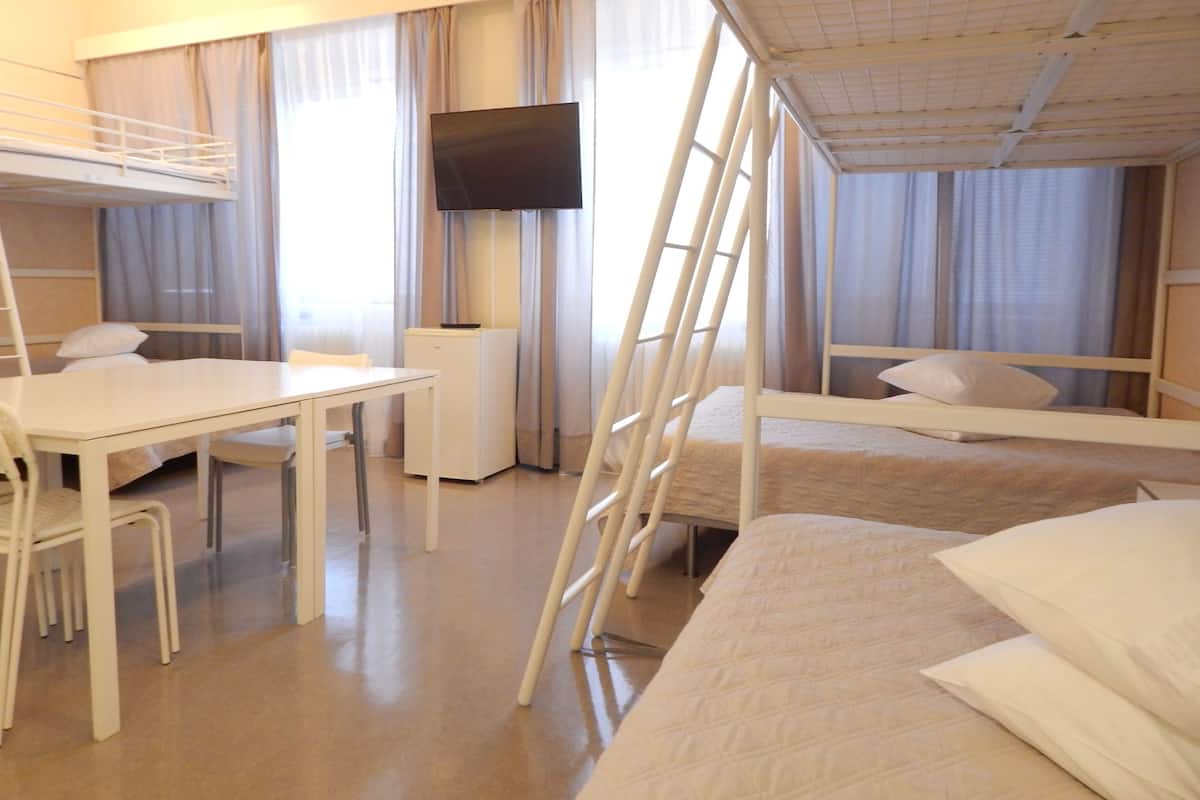 Camera familiare, bagno condiviso | Biancheria da letto di alta qualità, una scrivania, insonorizzazione