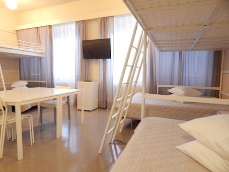 Ropa de cama de alta calidad, escritorio y sistema de insonorización