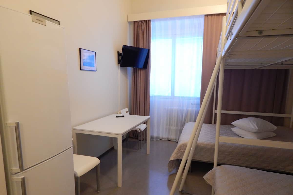 Camera quadrupla, bagno condiviso | Biancheria da letto di alta qualità, una scrivania, insonorizzazione
