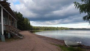 A lakeside cabin with a dock and a boat. - Hotelli Immalanjärvi (Imatra)