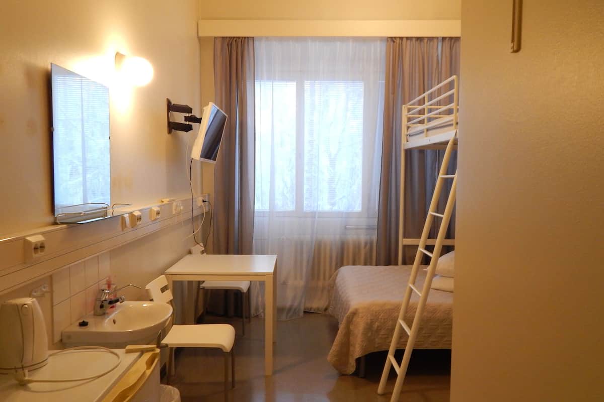 Camera Basic con 2 letti singoli, bagno condiviso | Biancheria da letto di alta qualità, una scrivania, insonorizzazione