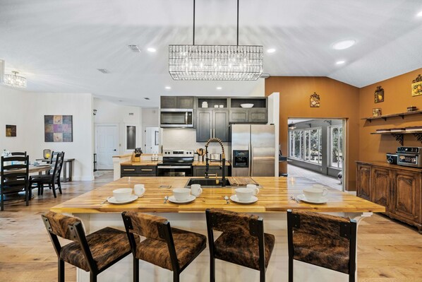 Frigorífico, microondas, horno y placa de cocina