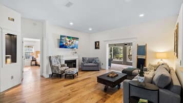 Smart TV, chimenea, videojuegos y libros