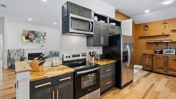 Refrigerador, microondas, horno y parrilla de estufa