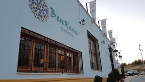 Un edificio con el nombre "Ben Nassar Hostel Rural" y un mosaico decorativo.