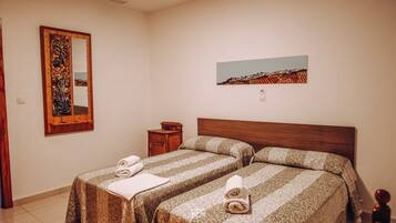 Een bureau, een laptopwerkplek, gratis wifi, beddengoed