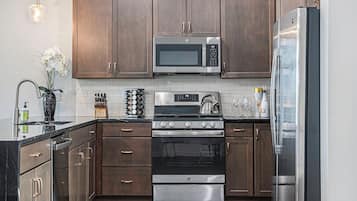 Microondas, horno, parrilla de estufa y lavavajillas