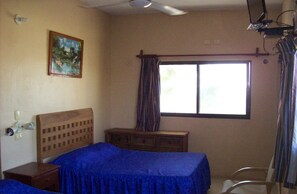 Junior Room, 2 Katil Kelamin (Double), Beach View | Gebar bulu kapas, dilengkapkan perabot secara berasingan, cadar katil 