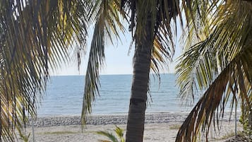 En la playa y playa de arena blanca