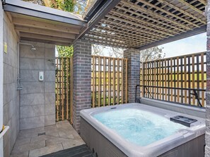 Banyera d'hidromassatge a l'aire lliure