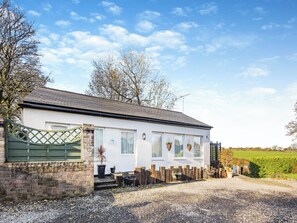 Exterior - 3 bedroom accommodation in Tyn Y Gongl, near Benllech (Tyn Y Gongl, near Benllech)