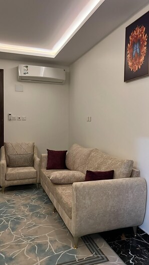 時尚開放式客房 | 客廳 | 55 吋智能電視連數碼電視頻道、壁爐