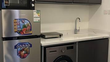 Design Studio | Private kitchen | Full-sized fridge, microwave, oven, stovetop