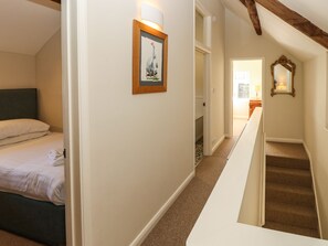 4 bedrooms, individually decorated, individually furnished, free WiFi - The Ox House (Ventnor)