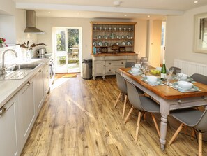 Fridge, dishwasher, electric kettle, toaster - The Ox House (Ventnor)