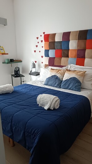 Economy Room | Egyptian cotton sheets, premium bedding, down duvets, memory-foam beds - Adige Rooms Porta Vittoria  (Verona)