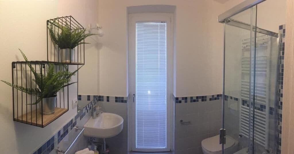 Chambre Économique | Salle de bain | Douche, douche à « effet pluie », articles de toilette gratuits