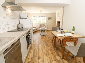 Dishwasher, cookware/dishes/utensils - Willow Cottage (Ventnor)