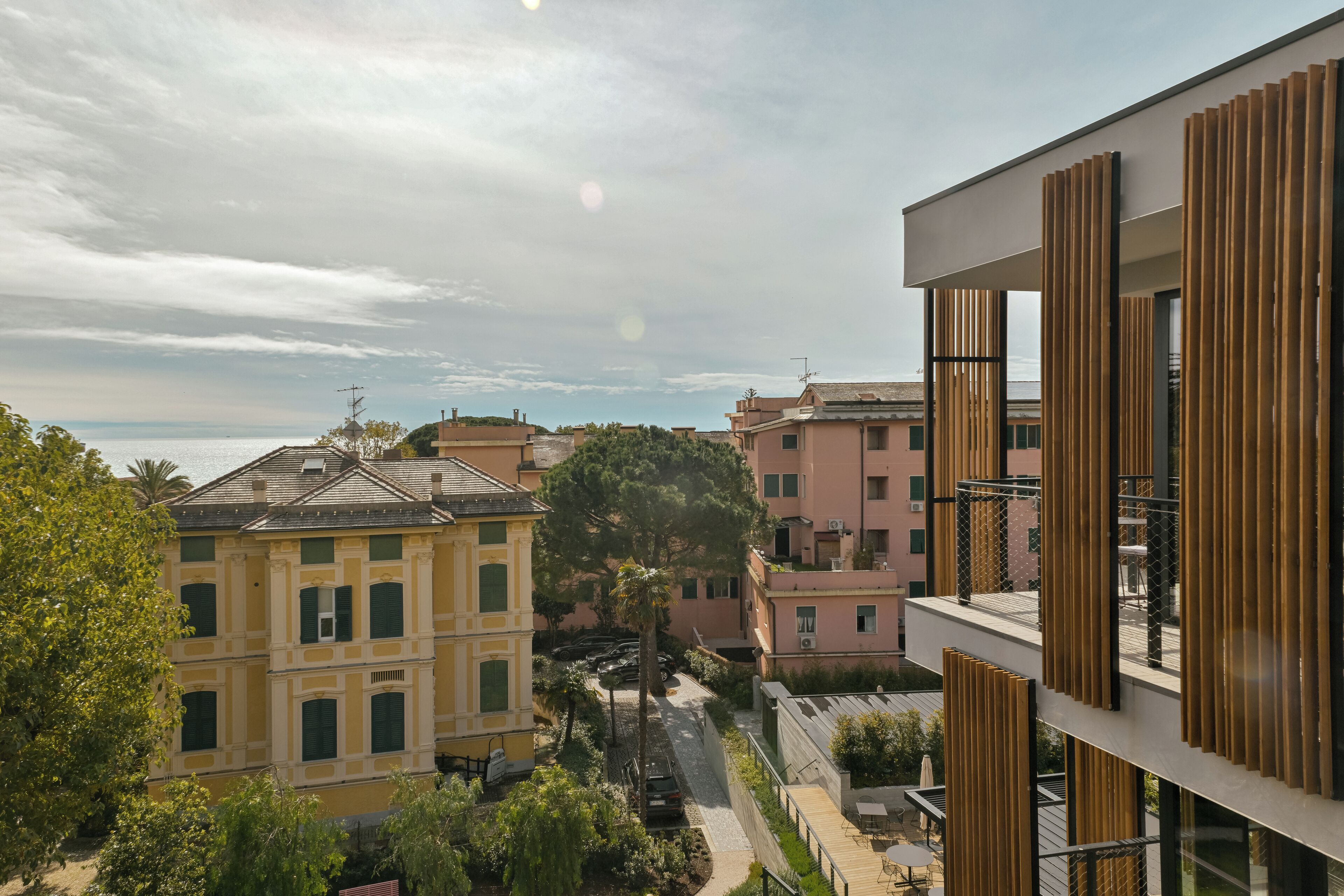 Zona residencial con una mezcla de edificios tradicionales y modernos, cielo despejado y un camino que atraviesa el vecindario.