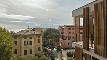 Zona residencial con una mezcla de edificios tradicionales y modernos, cielo despejado y un camino que atraviesa el vecindario.
