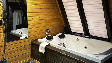 Chalet | Bathroom | Separate tub and shower, jetted tub, hair dryer, towels