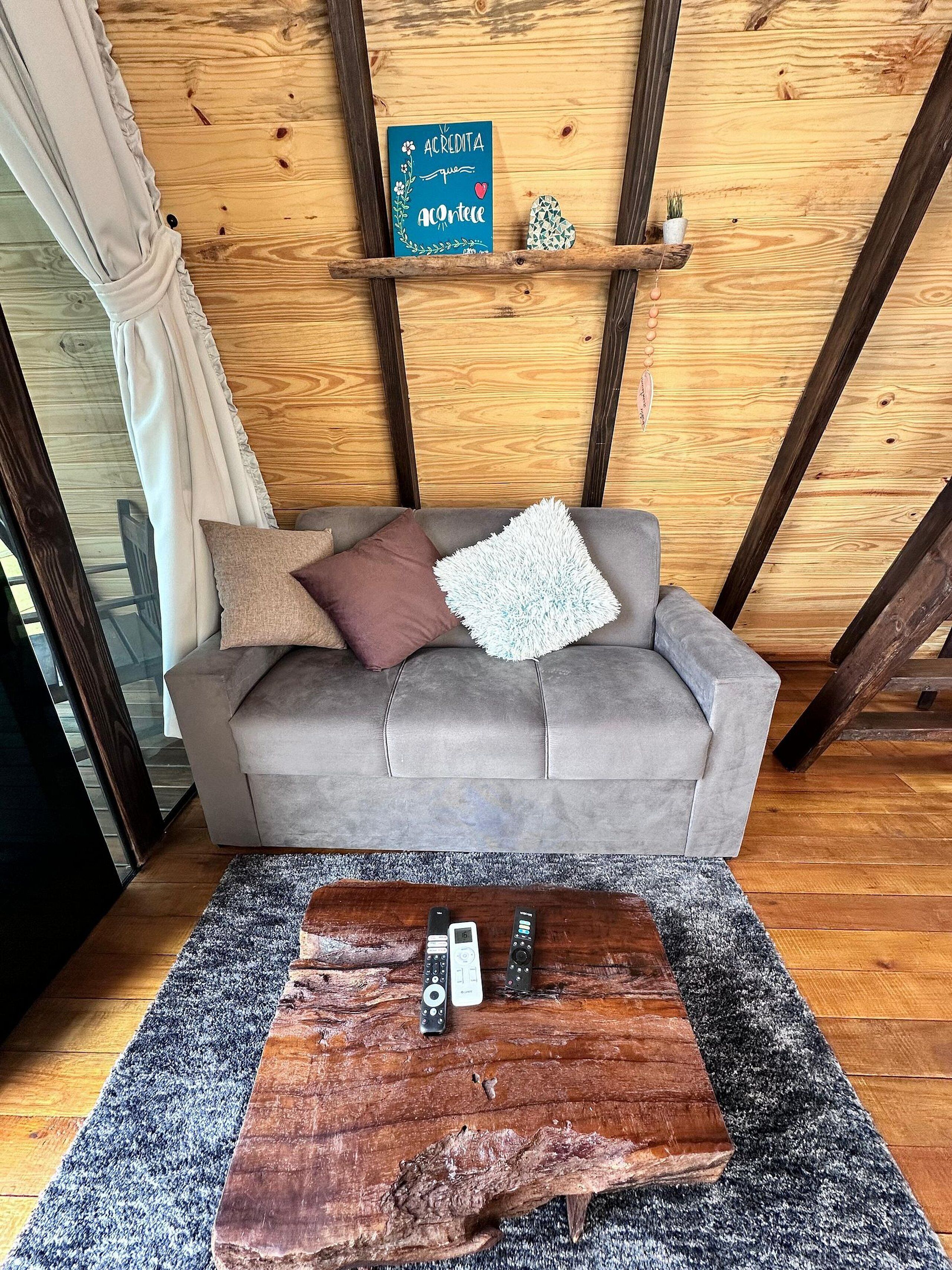 Chalet | Área de sala de estar | Smart TV de 32 pulgadas con canales digitales, chimenea y Netflix 