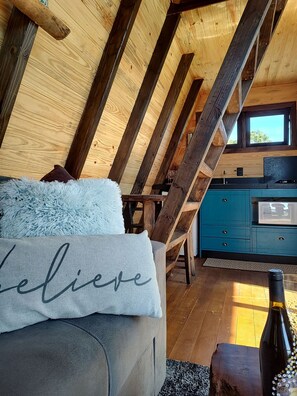 Chalet | Zona de estar | Una Smart TV, una chimenea, Netflix, servicios de streaming