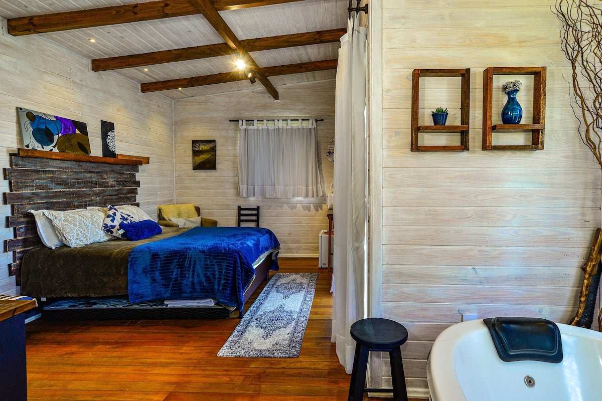 Cabin | Premium bedding, free WiFi, bed sheets