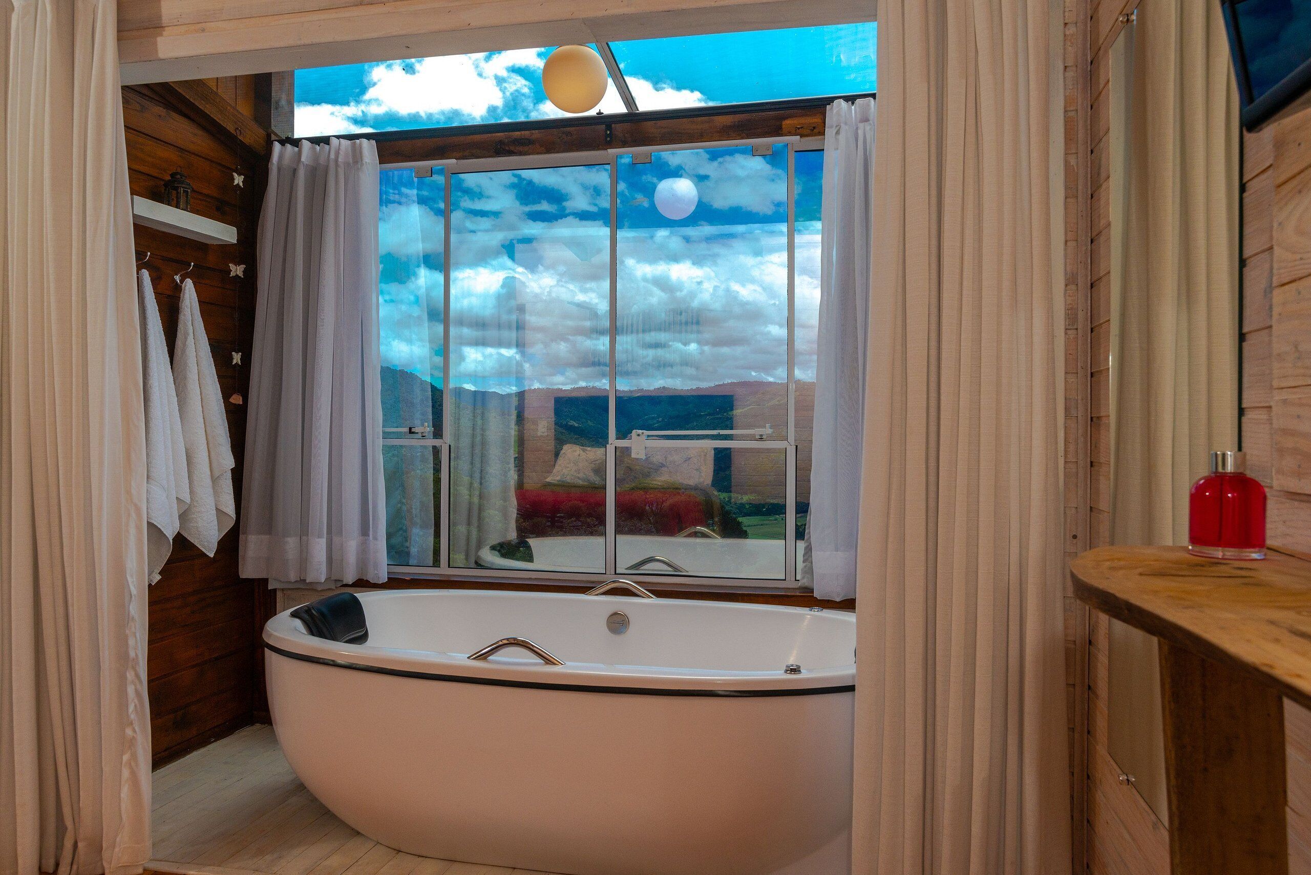 Cabaña | Baño | Tina y regadera independientes y tina de hidromasaje 