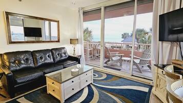 Una Smart TV, un reproductor de DVD, un futbolín