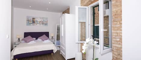 Quarto casal conforto, em edifício anexo | Escrivaninha, Wi-Fi de cortesia, roupa de cama