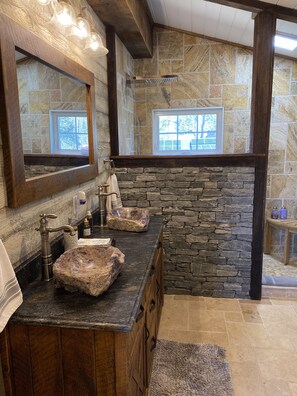 Secador de cabelo, toalhas de banho, sabonete, shampoo