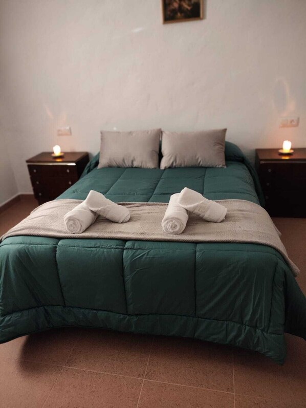 5 bedrooms, iron/ironing board, free WiFi, bed sheets