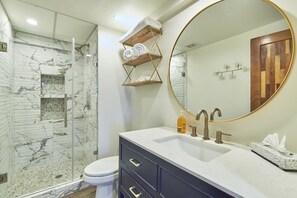 Haartrockner, Handtücher, Seife, Shampoo