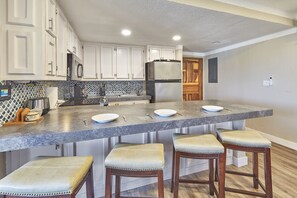 Private kitchen - La Mansión Penthouse at Marina Sol Resort in Cabo -1 1/2 block walk to the Beach (CABO SAN LUCAS)