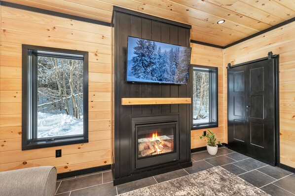 Interior - Cozy 2BR/1BA cabin for 6. Fireplace, outdoor fire pit, hot tub, and soaking tub. (Norwich)