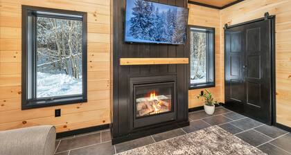 Cozy 2BR/1BA cabin for 6. Fireplace, outdoor fire pit, hot tub, and soaking tub.