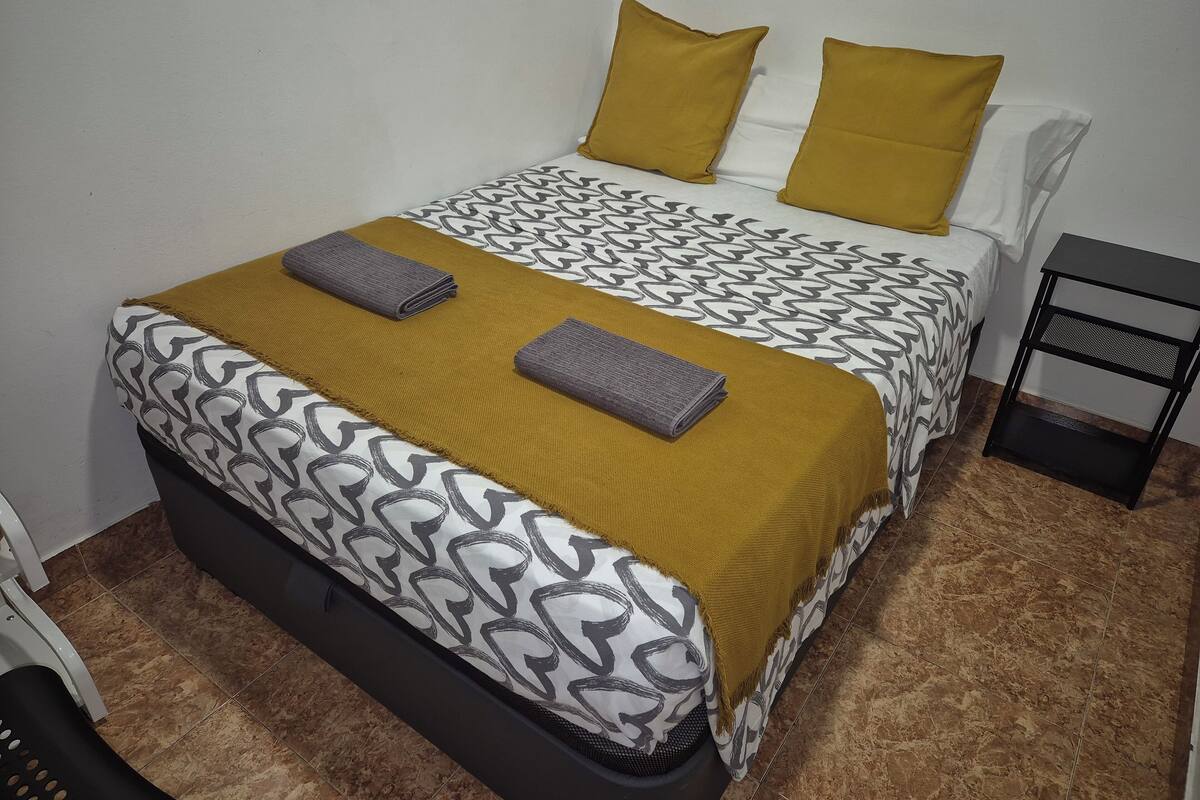 Quarto solteiro econômico | Ferros/tábuas de passar roupa, Wi-Fi de cortesia