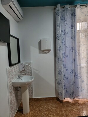 Iron/ironing board, free WiFi