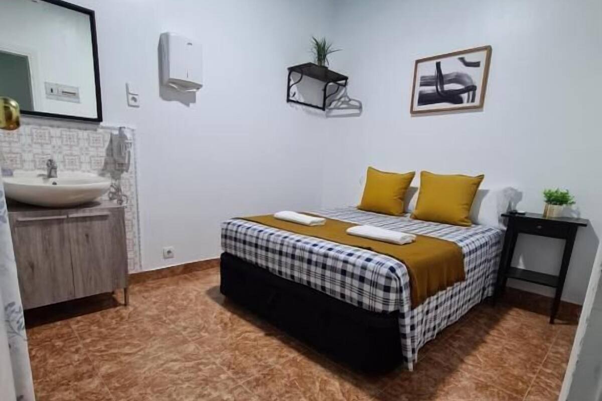 Quarto casal básico | Ferros/tábuas de passar roupa, Wi-Fi de cortesia