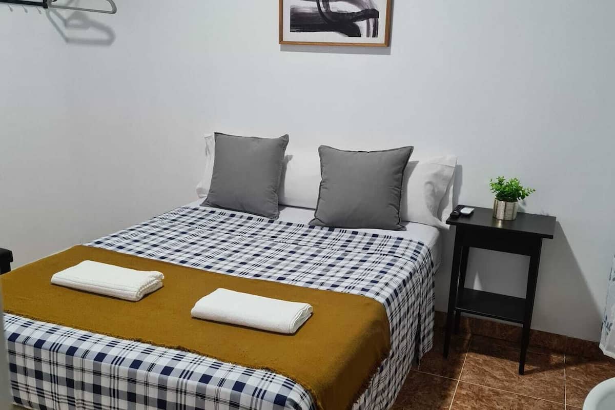 Quarto casal básico | Ferros/tábuas de passar roupa, Wi-Fi de cortesia