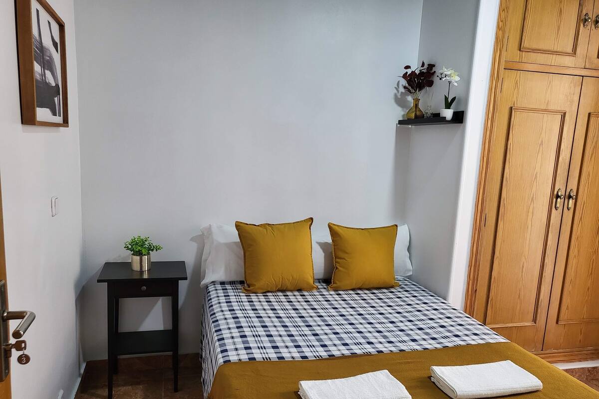 Quarto casal superior | Ferros/tábuas de passar roupa, Wi-Fi de cortesia