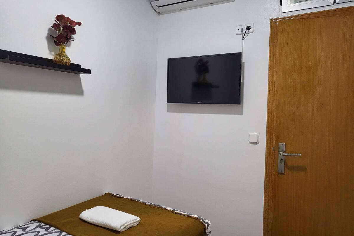 Quarto solteiro econômico | Ferros/tábuas de passar roupa, Wi-Fi de cortesia