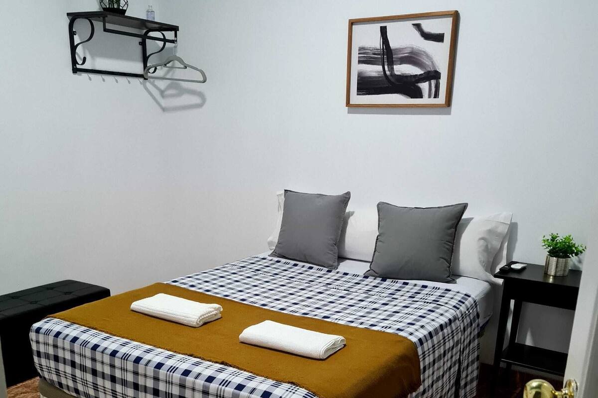 Quarto casal básico | Ferros/tábuas de passar roupa, Wi-Fi de cortesia