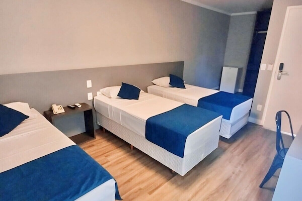 Standard Triple Room | Desk, soundproofing, bed sheets