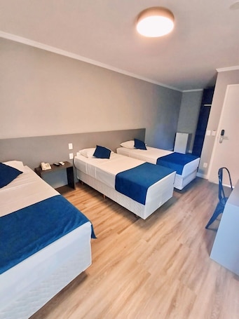 Standard Triple Room | Desk, soundproofing, bed sheets