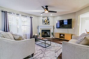 TV, offices - Fort Ben Harrison State Park 4Bed Spacious Retreat (Indianapolis)