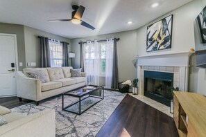 TV, offices - Fort Ben Harrison State Park 4Bed Spacious Retreat (Indianapolis)