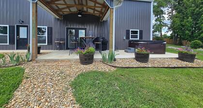 Lake Life Barndo, Lake, Dock, Kayaks