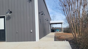 Een haardroger, handdoeken